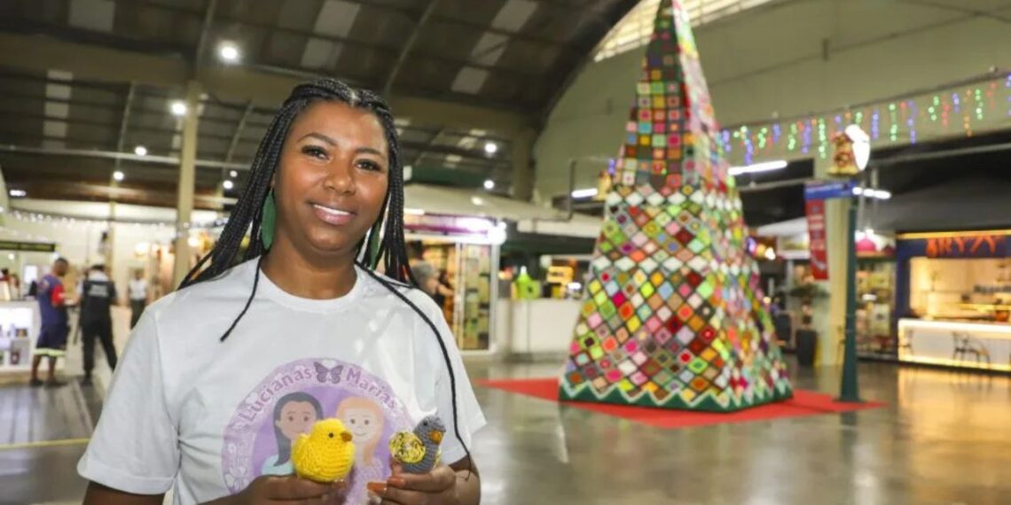 Árvore artesanal de crochê leva cor, memória e emoção ao Capão Raso, bairro de Curitiba