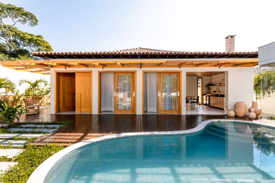 Casa de praia no RJ ganha sauna integrada e projeto que celebra luz, madeira e fluidez
