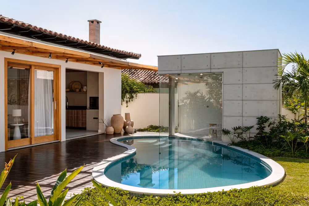 Casa de praia no RJ ganha sauna integrada e projeto que celebra luz, madeira e fluidez