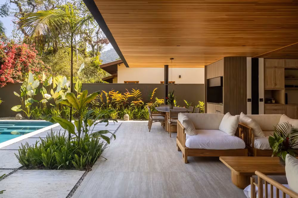 Arquitetura tropical em Ubatuba une elegância contemporânea e paisagem nativa