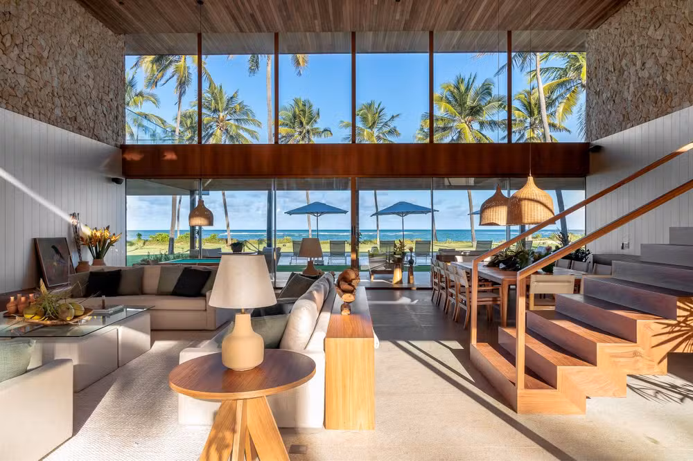 A casa de 1.700m² que 'desaparece' no jardim: Conheça o projeto em Alagoas que desafia a maresia.