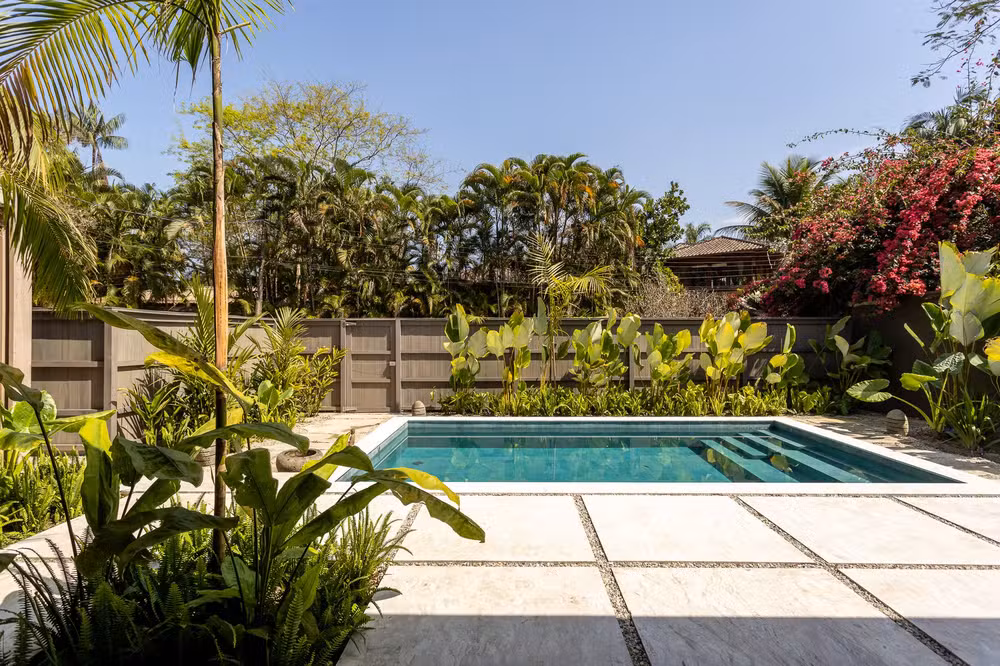 Arquitetura tropical em Ubatuba une elegância contemporânea e paisagem nativa