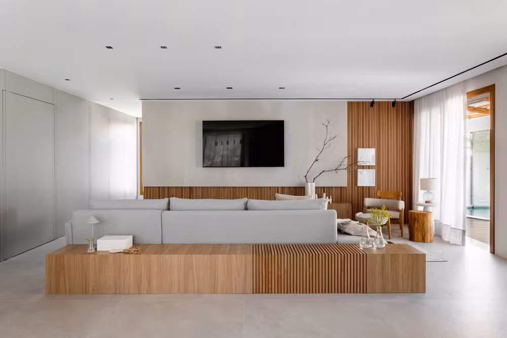 Casa de praia no RJ ganha sauna integrada e projeto que celebra luz, madeira e fluidez