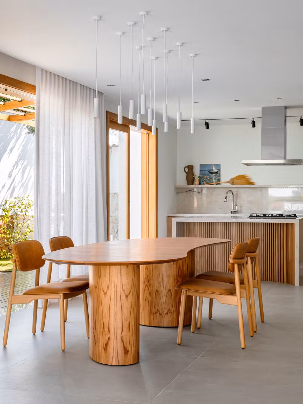 Casa de praia no RJ ganha sauna integrada e projeto que celebra luz, madeira e fluidez