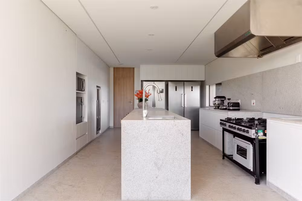 A casa de 1.700m² que 'desaparece' no jardim: Conheça o projeto em Alagoas que desafia a maresia.