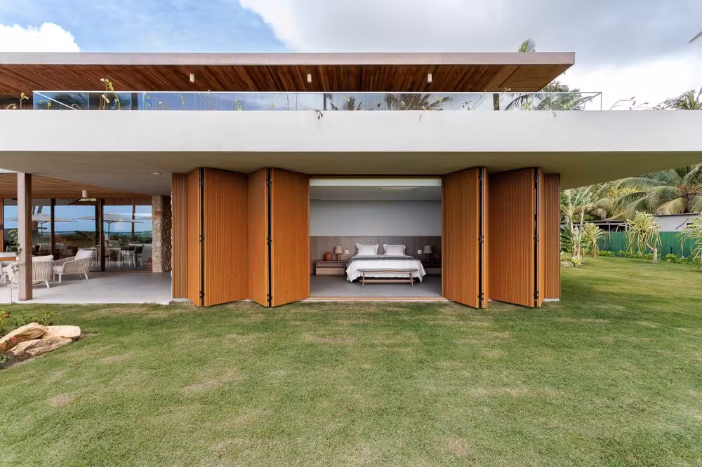 A casa de 1.700m² que 'desaparece' no jardim: Conheça o projeto em Alagoas que desafia a maresia.