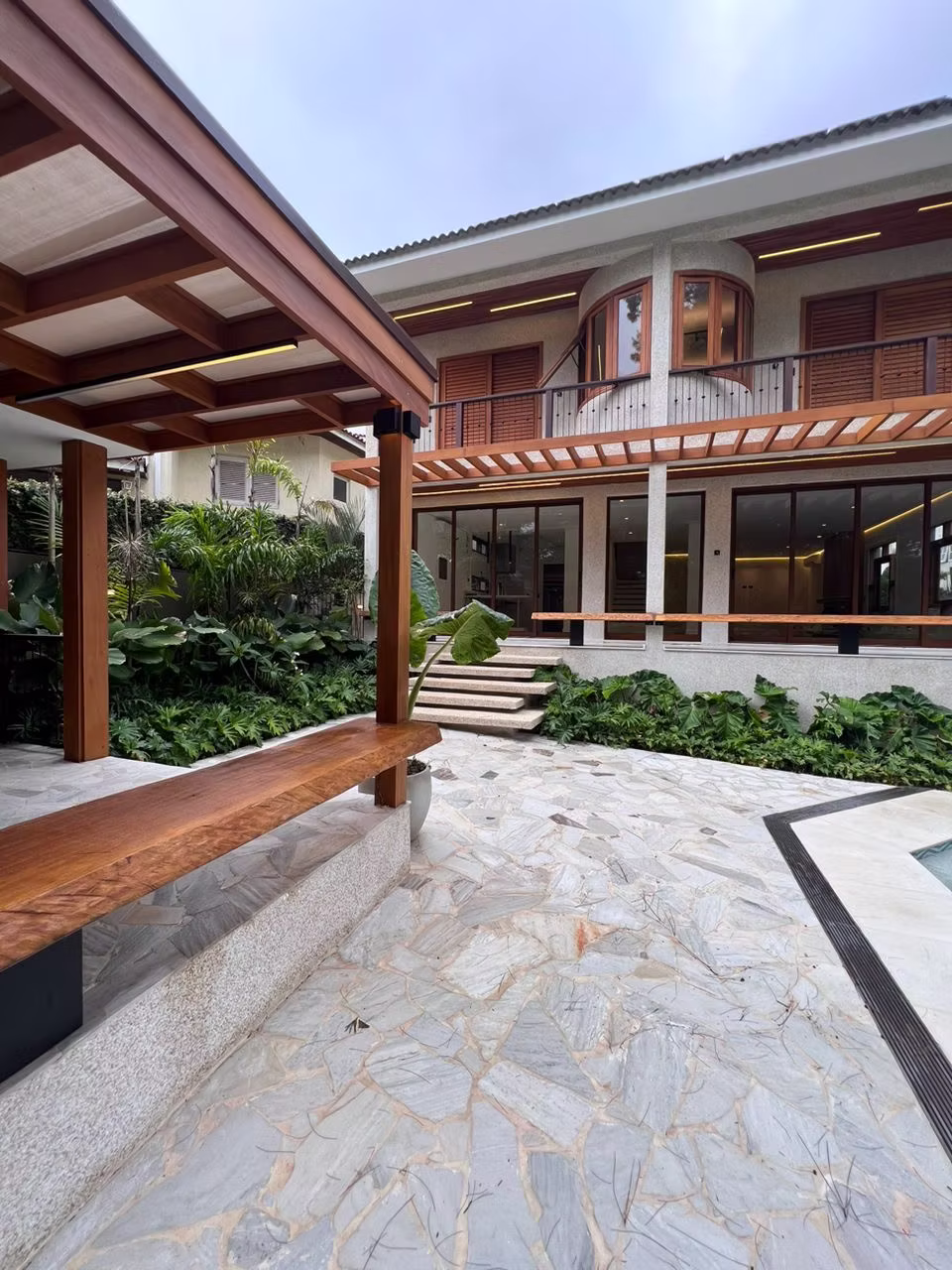 A Casa que Se Integra ao Horizonte Vivo