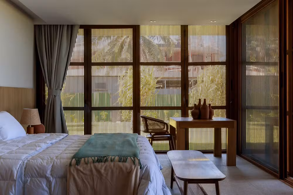 A casa de 1.700m² que 'desaparece' no jardim: Conheça o projeto em Alagoas que desafia a maresia.