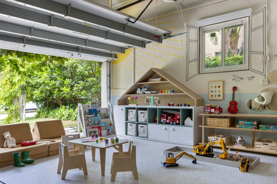 Projeto de brinquedoteca revela nova vida para uma antiga garagem residencial