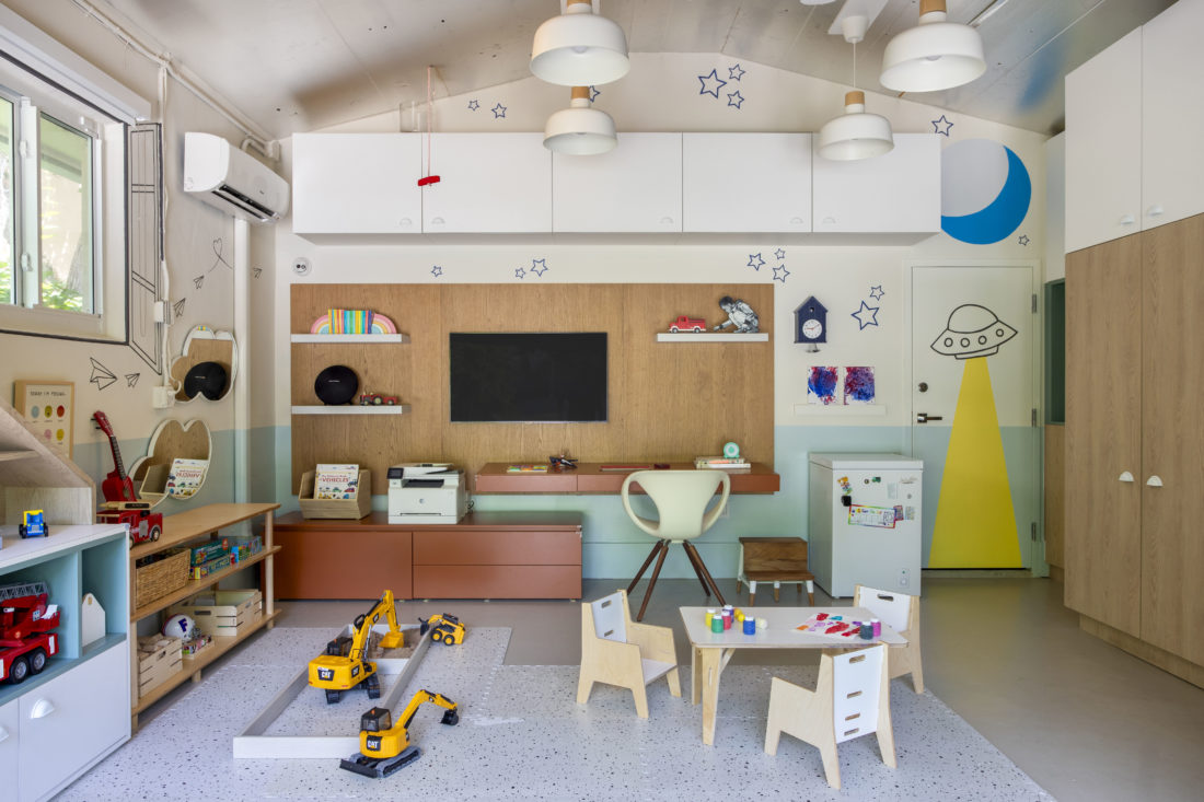 Projeto de brinquedoteca revela nova vida para uma antiga garagem residencial