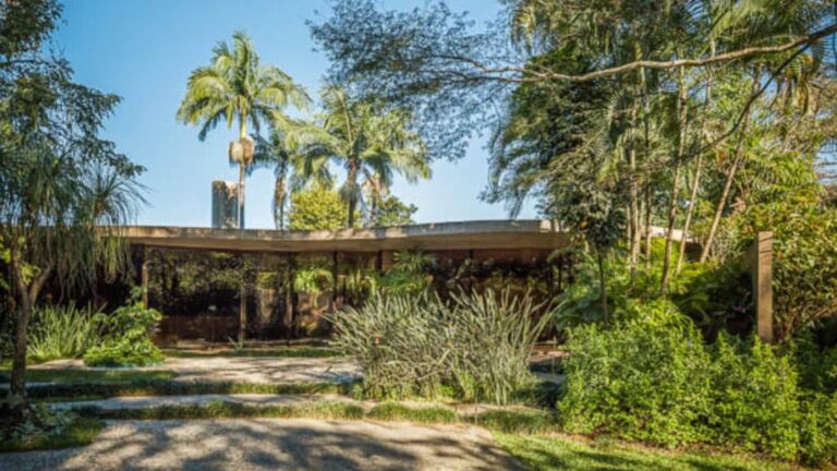 Casa assinada por Oscar Niemeyer em São Paulo é colocada à venda após seis décadas na mesma família