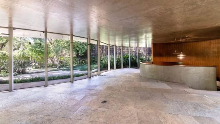 Casa assinada por Oscar Niemeyer em São Paulo é colocada à venda após seis décadas na mesma família