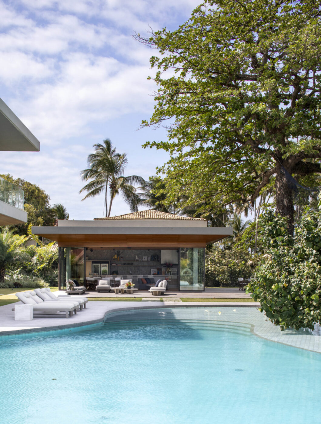 Arquitetura valoriza o mar e transforma casa de praia em refúgio com lazer completo