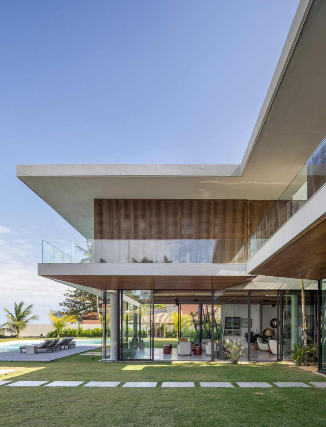 Arquitetura valoriza o mar e transforma casa de praia em refúgio com lazer completo