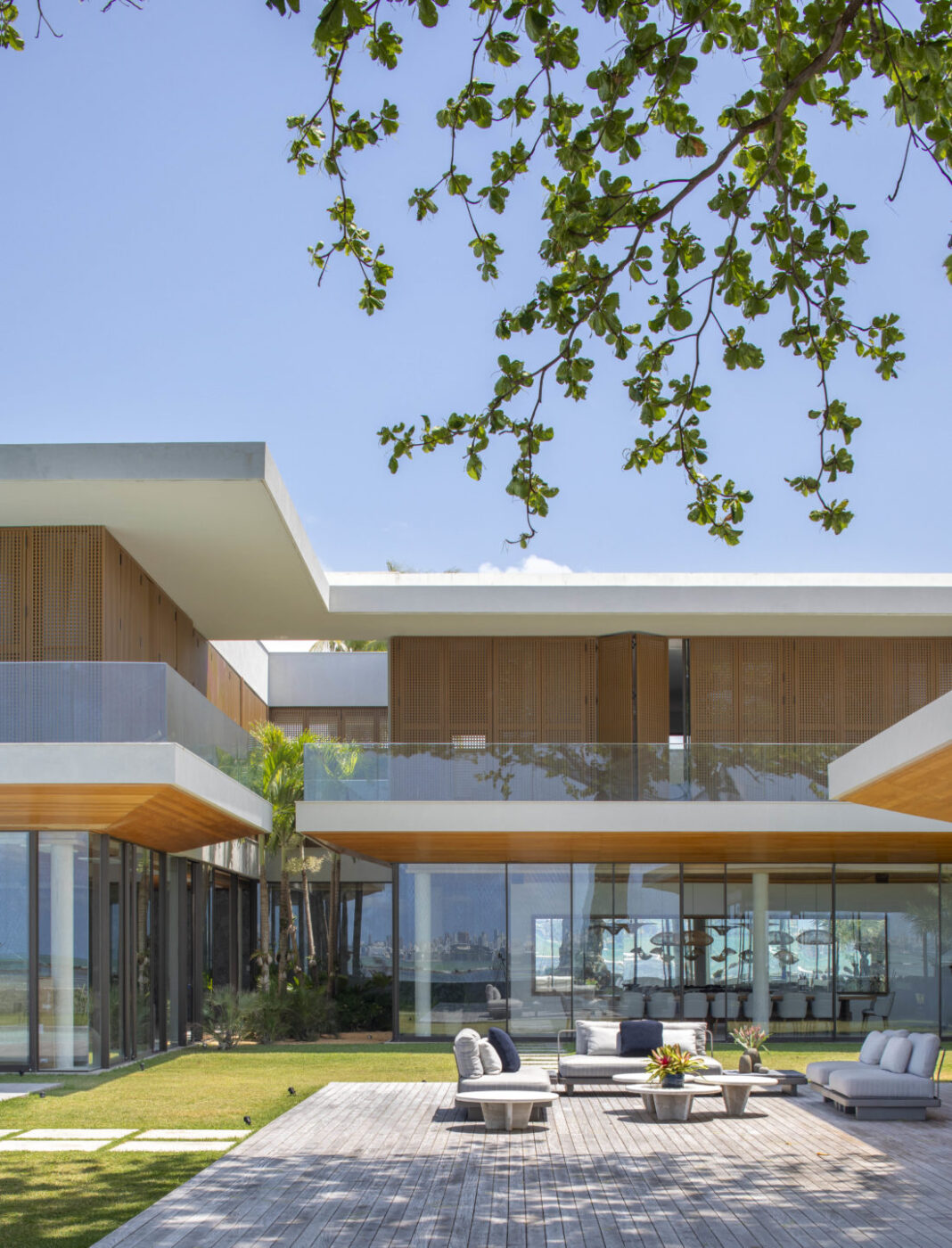 Arquitetura valoriza o mar e transforma casa de praia em refúgio com lazer completo