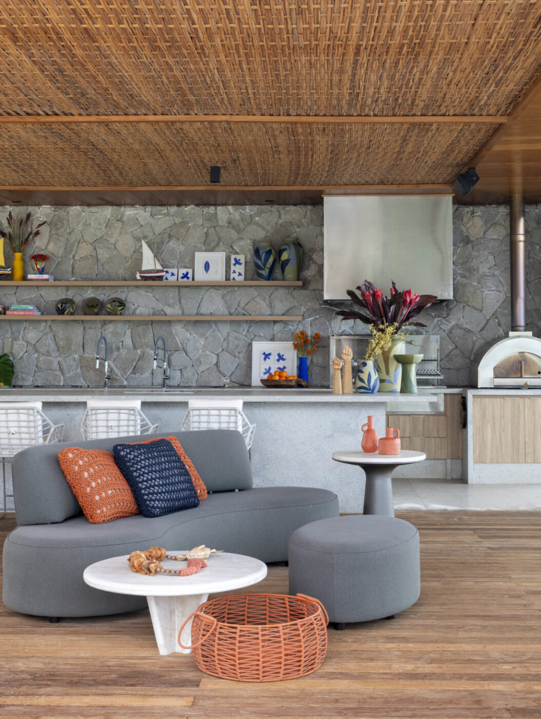 Arquitetura valoriza o mar e transforma casa de praia em refúgio com lazer completo