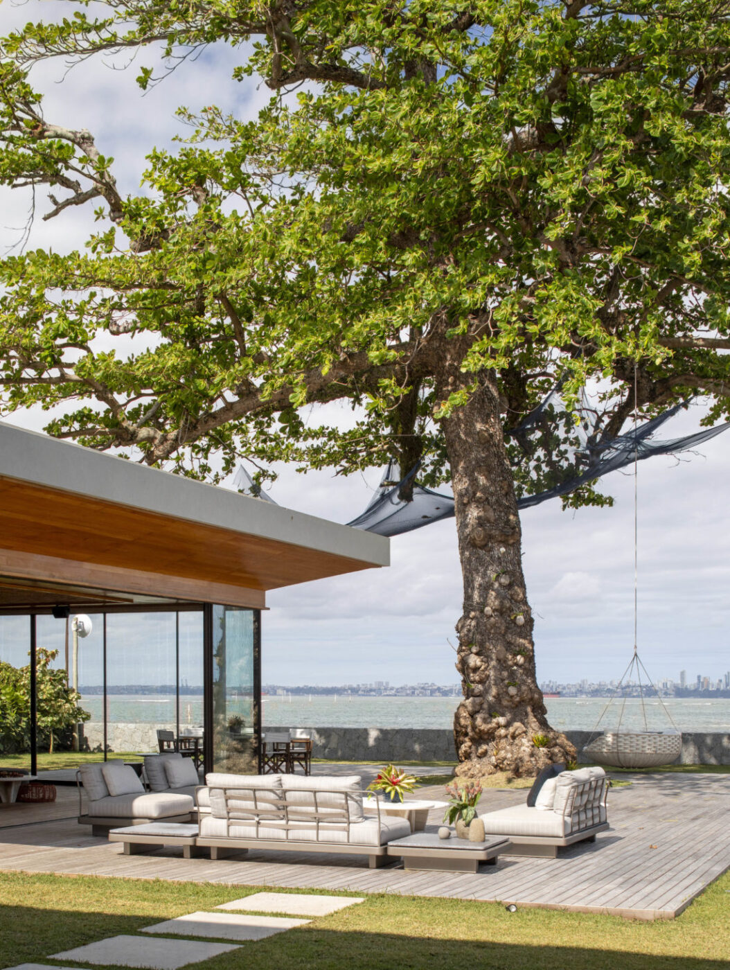 Arquitetura valoriza o mar e transforma casa de praia em refúgio com lazer completo