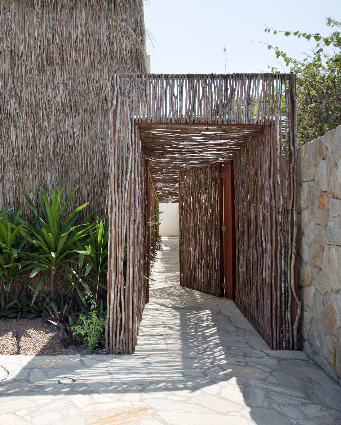 Casa de veraneio em Alagoas traduz arquitetura ancestral em refúgio contemporâneo à beira-mar