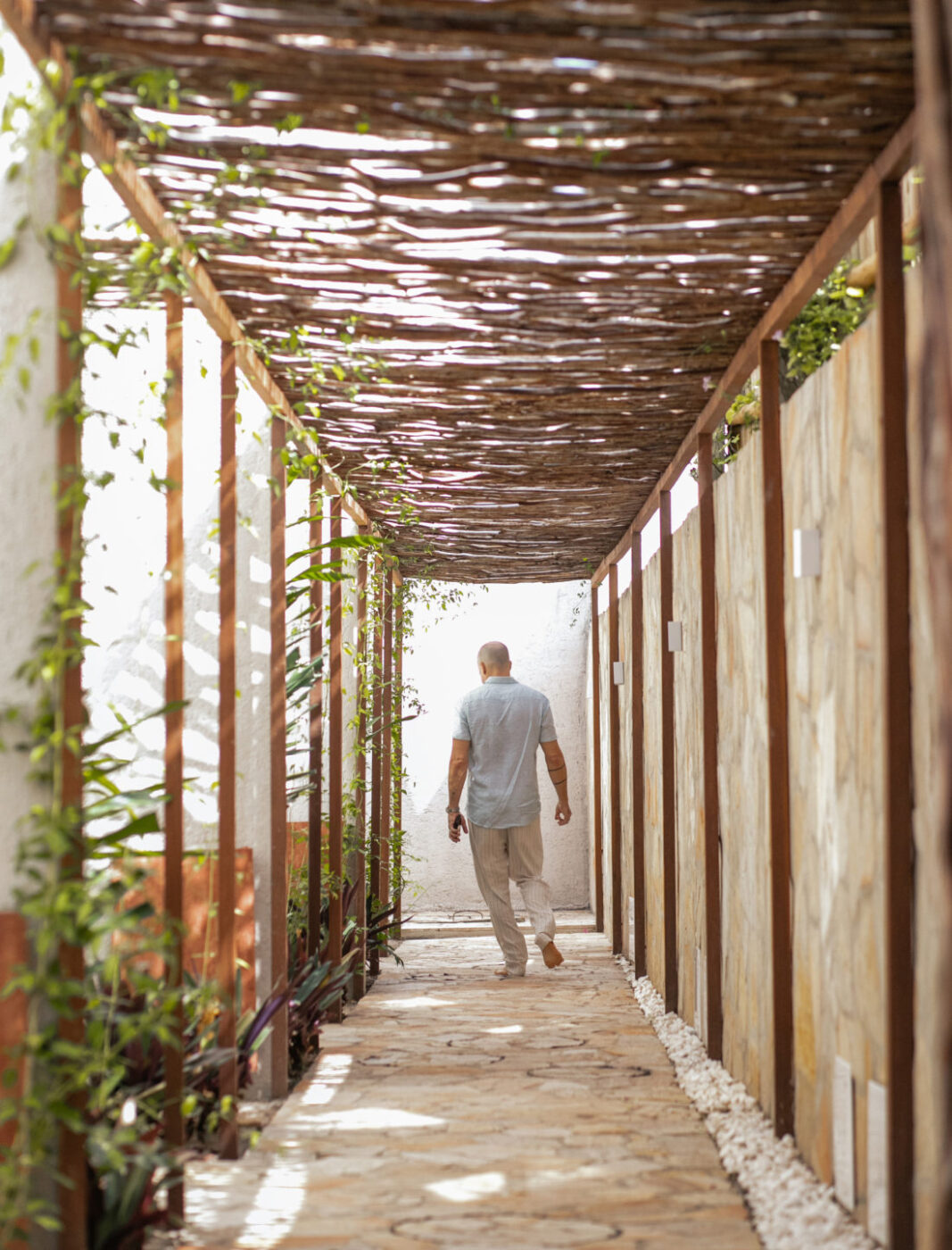Casa de veraneio em Alagoas traduz arquitetura ancestral em refúgio contemporâneo à beira-mar
