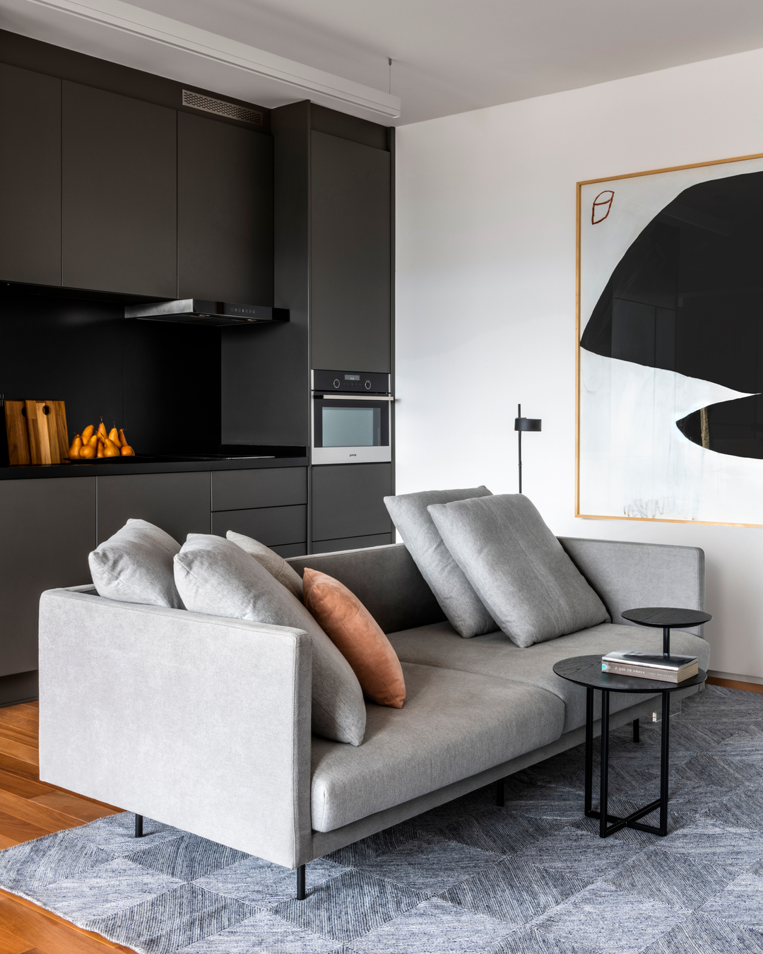 Estúdio de 40 m² em SP ganha projeto com jeitinho de casa e vista para a Faria Lima