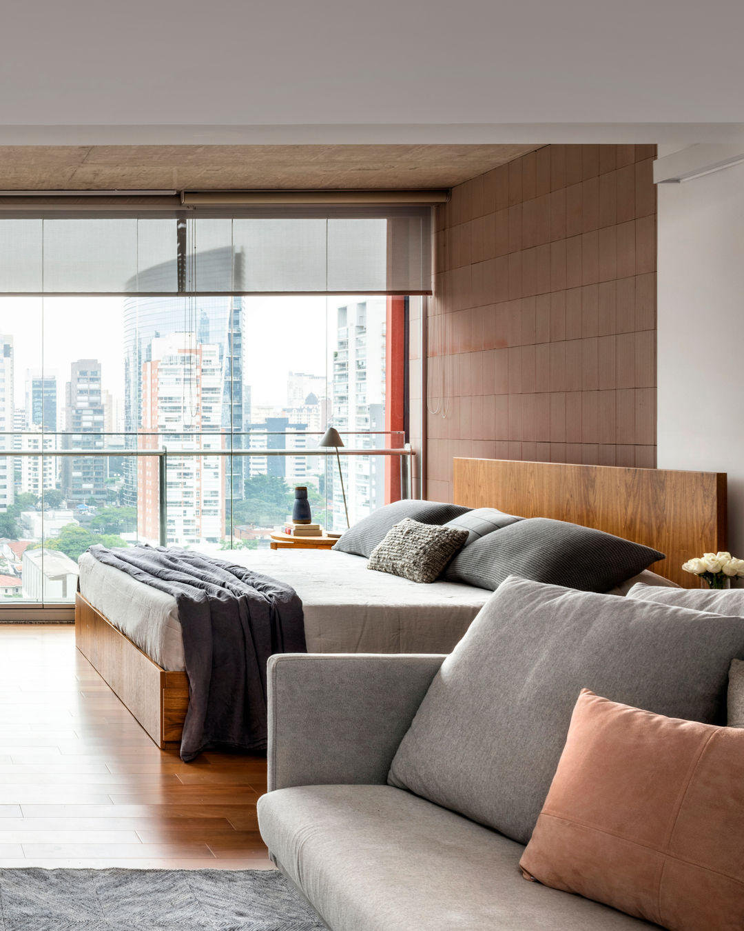 Estúdio de 40 m² em SP ganha projeto com jeitinho de casa e vista para a Faria Lima