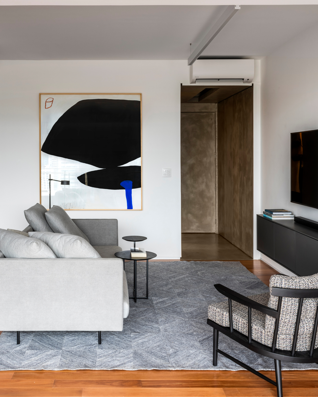 Estúdio de 40 m² em SP ganha projeto com jeitinho de casa e vista para a Faria Lima