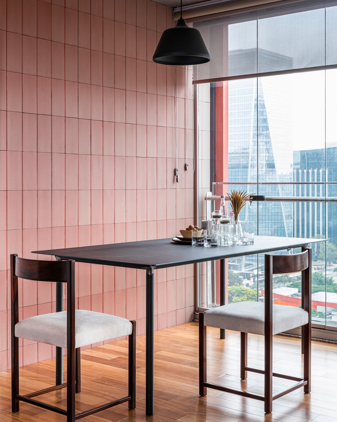 Estúdio de 40 m² em SP ganha projeto com jeitinho de casa e vista para a Faria Lima