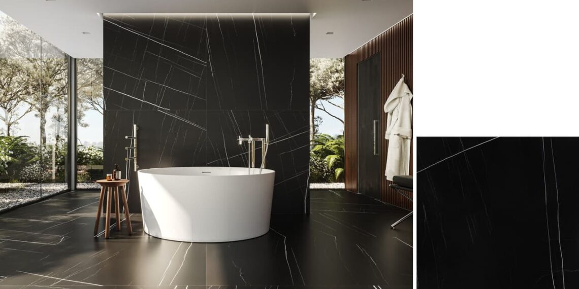 O mármore Sahara Noir é um dos mais raros encontrados na natureza. Com fundo negro e veios brancos, sua nobreza inspirou a série homônima, da Roca Cerámica, que retrata o contraste dos veios delicados e contínuos sobre o fundo preto absoluto. A coleção apresenta a versão polida, com o brilho intenso da tecnologia Micro Crystal, e a versão mate com toque acetinado. Disponível no SuperFormato 120 x 120 cm, as placas podem ser aplicadas com juntas quase imperceptíveis de 1 mm, reforçando a sensação de uma placa única | Fotos: Divulgação