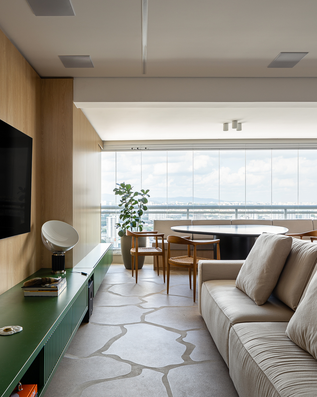 Um apartamento de 93 m² que virou refúgio contemporâneo inspirado pelo litoral