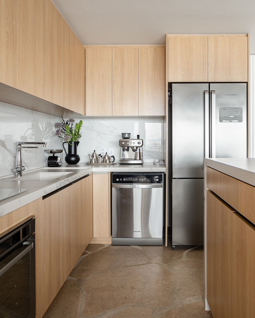 Um apartamento de 93 m² que virou refúgio contemporâneo inspirado pelo litoral