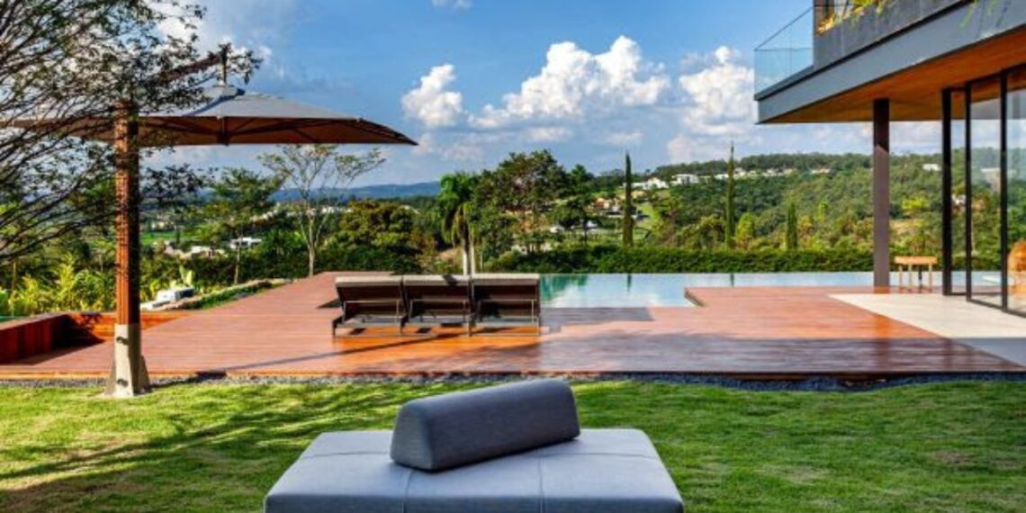 No projeto de uma residência no interior de São Paulo, a arquiteta Cristiane Schiavoni oferta diversas possibilidades para desfrutar a área externa | Fotos: Carlos Piratininga