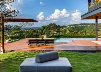 No projeto de uma residência no interior de São Paulo, a arquiteta Cristiane Schiavoni oferta diversas possibilidades para desfrutar a área externa | Fotos: Carlos Piratininga