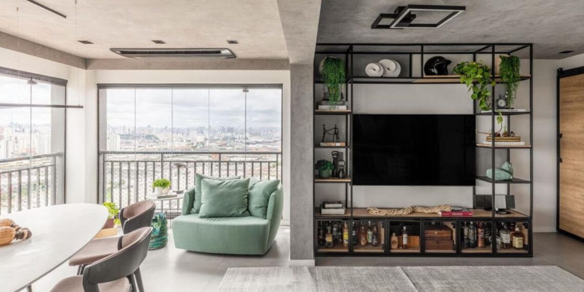 O estilo industrial, tão marcante em cada detalhe deste projeto assinado pelo arquiteto Bruno Moraes, está presente desde a serralheira até a rusticidade moderna da aparência do cimento queimado | Projeto BMA Studio | Foto: Guilherme Pucci