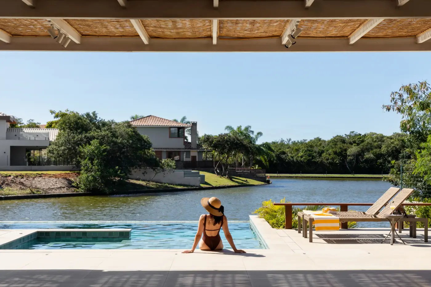 Casa de praia em Búzios une rústico-chic, integração e vista permanente para o lago