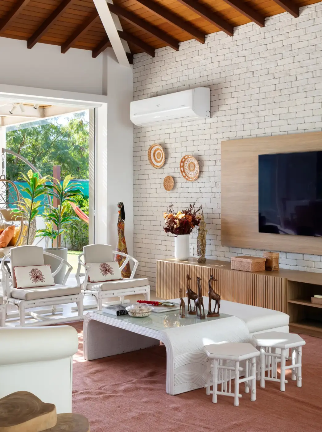 Casa de praia em Búzios une rústico-chic, integração e vista permanente para o lago