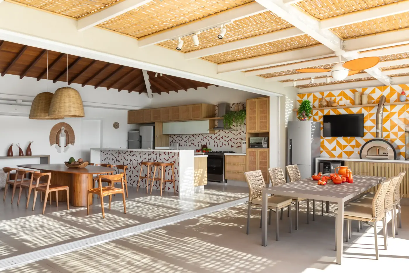 Casa de praia em Búzios une rústico-chic, integração e vista permanente para o lago