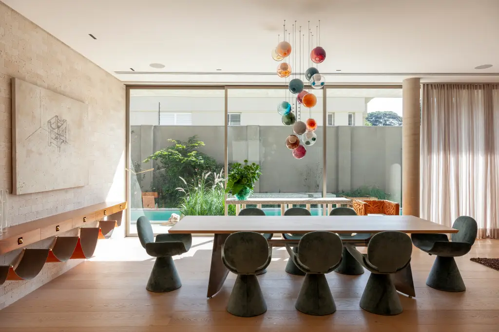 Residência de três pavimentos combina materiais naturais, espaços amplos e soluções arquitetônicas sob medida