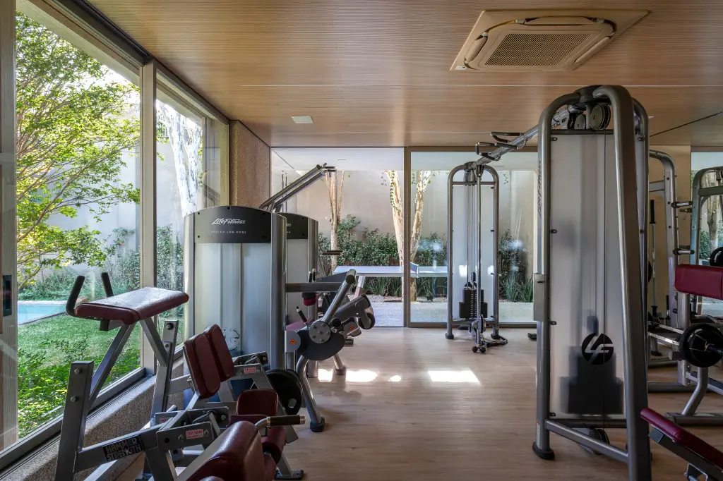 Residência de três pavimentos combina materiais naturais, espaços amplos e soluções arquitetônicas sob medida