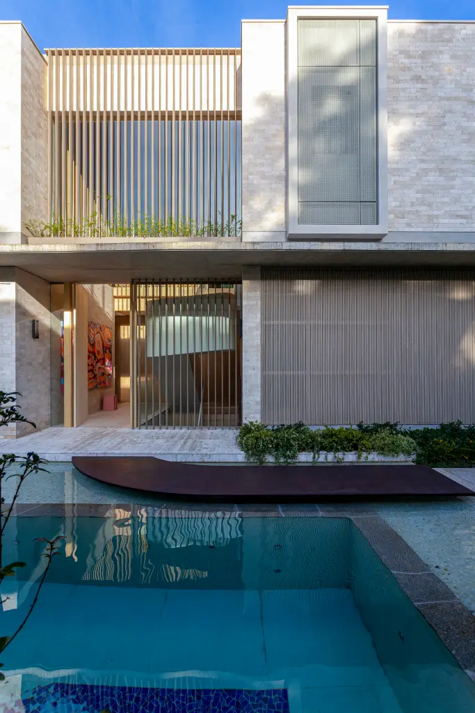 Residência de três pavimentos combina materiais naturais, espaços amplos e soluções arquitetônicas sob medida