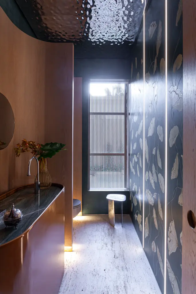 Residência de três pavimentos combina materiais naturais, espaços amplos e soluções arquitetônicas sob medida