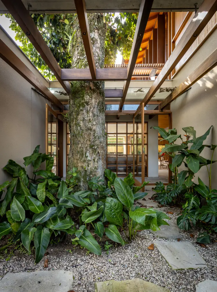Bem-Estar Tropical: Projeto em Ubatuba Dissolve Fronteiras Entre Casa e Jardim Exuberante