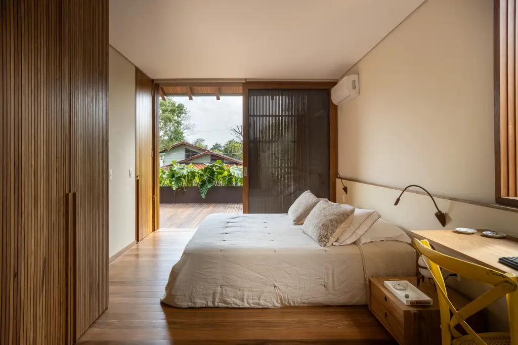 Bem-Estar Tropical: Projeto em Ubatuba Dissolve Fronteiras Entre Casa e Jardim Exuberante