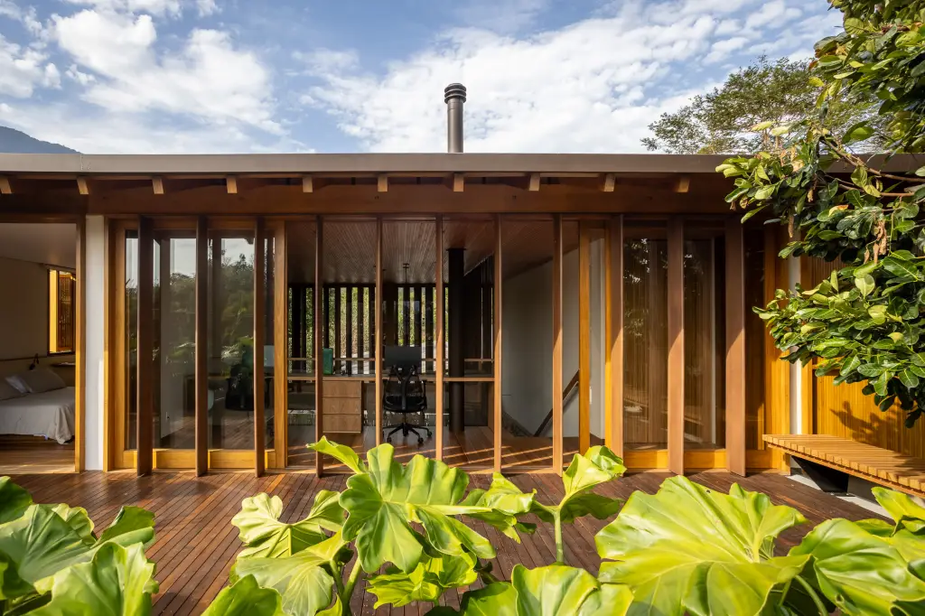 Bem-Estar Tropical: Projeto em Ubatuba Dissolve Fronteiras Entre Casa e Jardim Exuberante