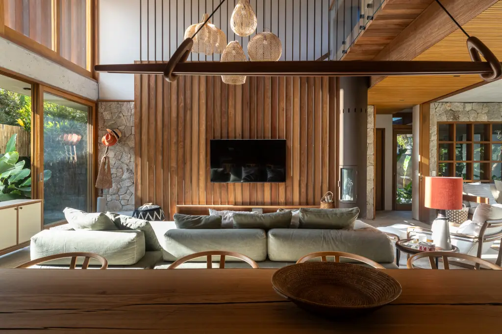 Bem-Estar Tropical: Projeto em Ubatuba Dissolve Fronteiras Entre Casa e Jardim Exuberante