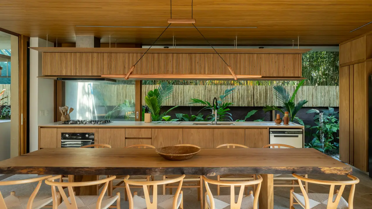 Bem-Estar Tropical: Projeto em Ubatuba Dissolve Fronteiras Entre Casa e Jardim Exuberante