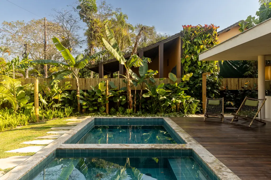 Bem-Estar Tropical: Projeto em Ubatuba Dissolve Fronteiras Entre Casa e Jardim Exuberante