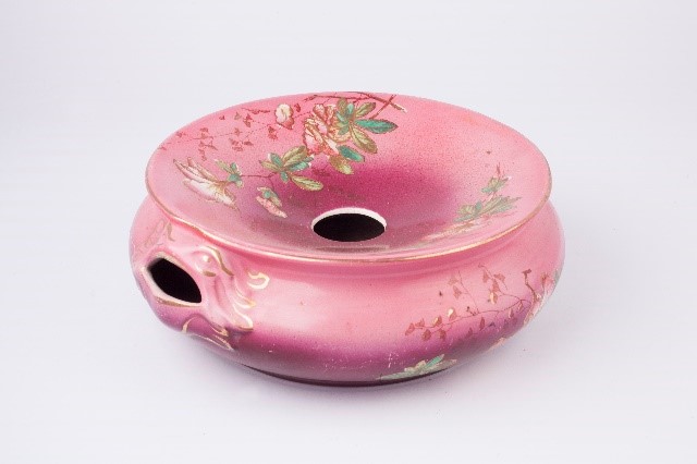 Conhece o crachoir? Esse objeto existia em casas refinadas — e ninguém estranhava