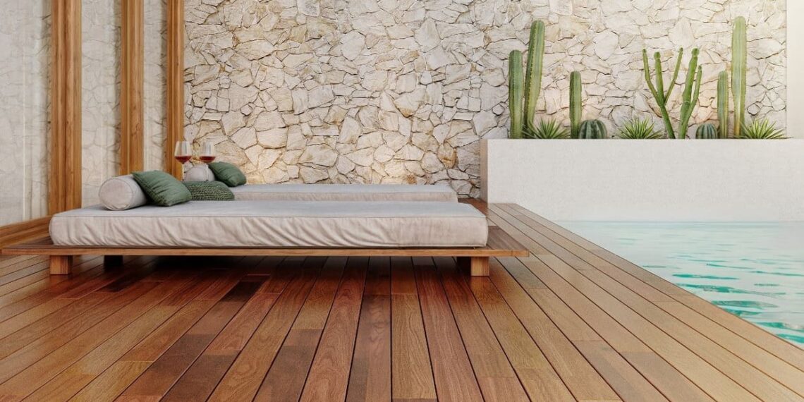 Deck Cumaru, da Akafloor, especialmente desenvolvido para ser utilizado nas áreas externas, em volta de piscinas e/ou jardins. Foto: Divulgação
