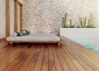 Deck Cumaru, da Akafloor, especialmente desenvolvido para ser utilizado nas áreas externas, em volta de piscinas e/ou jardins. Foto: Divulgação