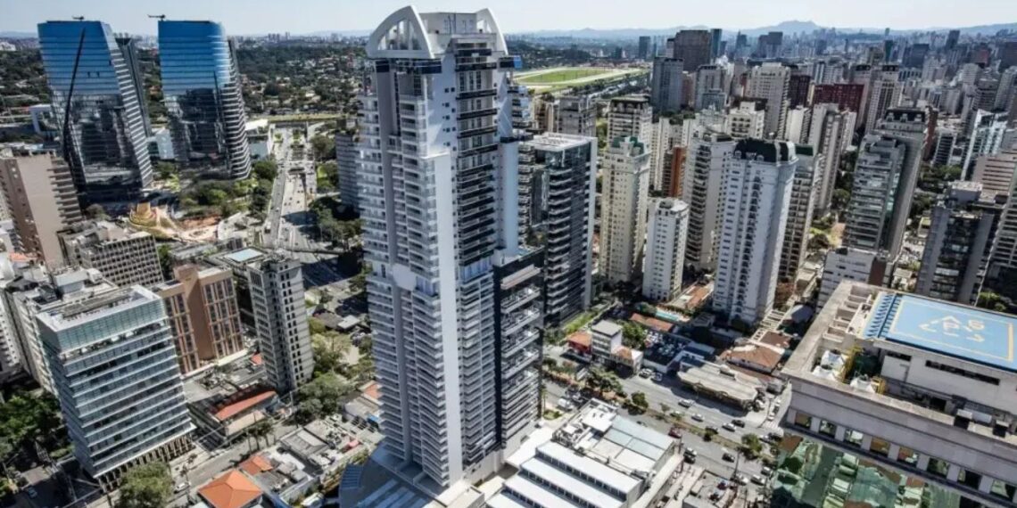 Você conhece o prédio azul de Roberto Carlos em SP? Descubra o que aconteceu com a incorporadora do Rei.